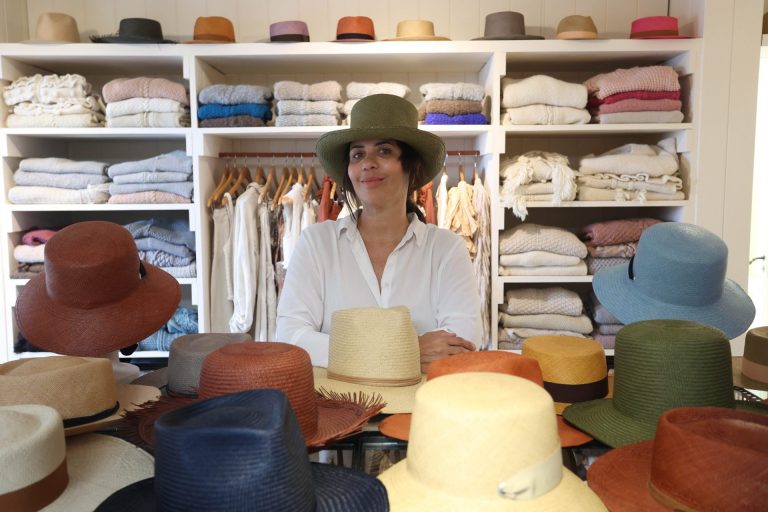 La diseñadora Paula Martini celebró sus 25 años de trayectoria en su tienda-taller de José Ignacio