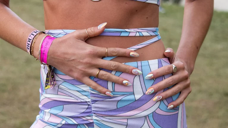 Colores de uñas para verano 2024: almendradas y elegantes