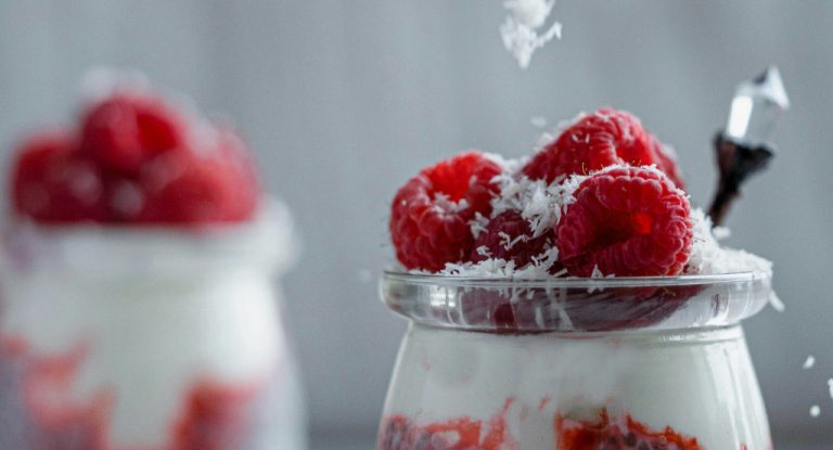 Buena alimentación: cómo impacta en el cuerpo comer solo una fruta o un yogurt por la noche