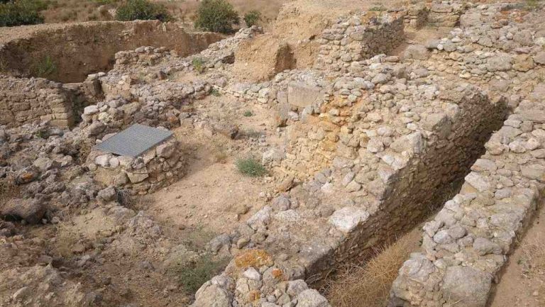 Un equipo de arqueólogos halla un abecedario Paleohispánico en el Yacimiento de Casas del Turuñuelo