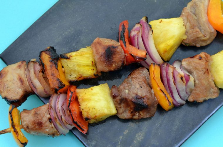 Brochetas de solomillo de cerdo con frutas que nos interese acabar